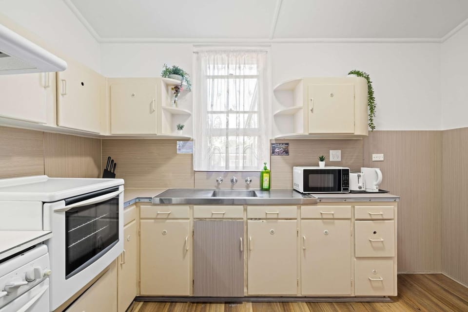 Comfy Single Room - Serene Spot in South Hurstville - Shared Bathroom Bed and Breakfast in Sydney