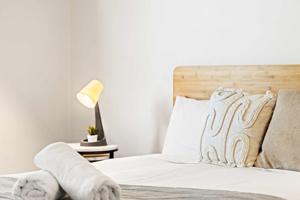 Serene Double Room - Cozy hideaway in South Hurstville - Shared Bathroom Bed and Breakfast in Sydney