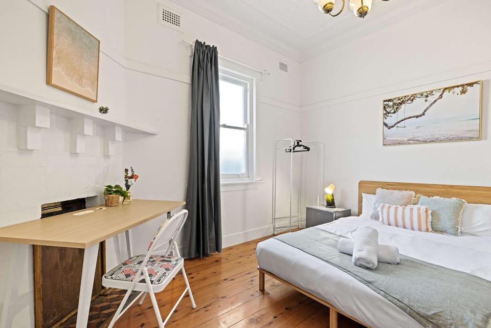 Serene Double Room - Cozy hideaway in South Hurstville - Shared Bathroom Bed and Breakfast in Sydney