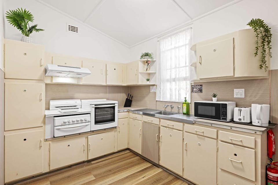 Serene Double Room - Cozy hideaway in South Hurstville - Shared Bathroom Bed and Breakfast in Sydney