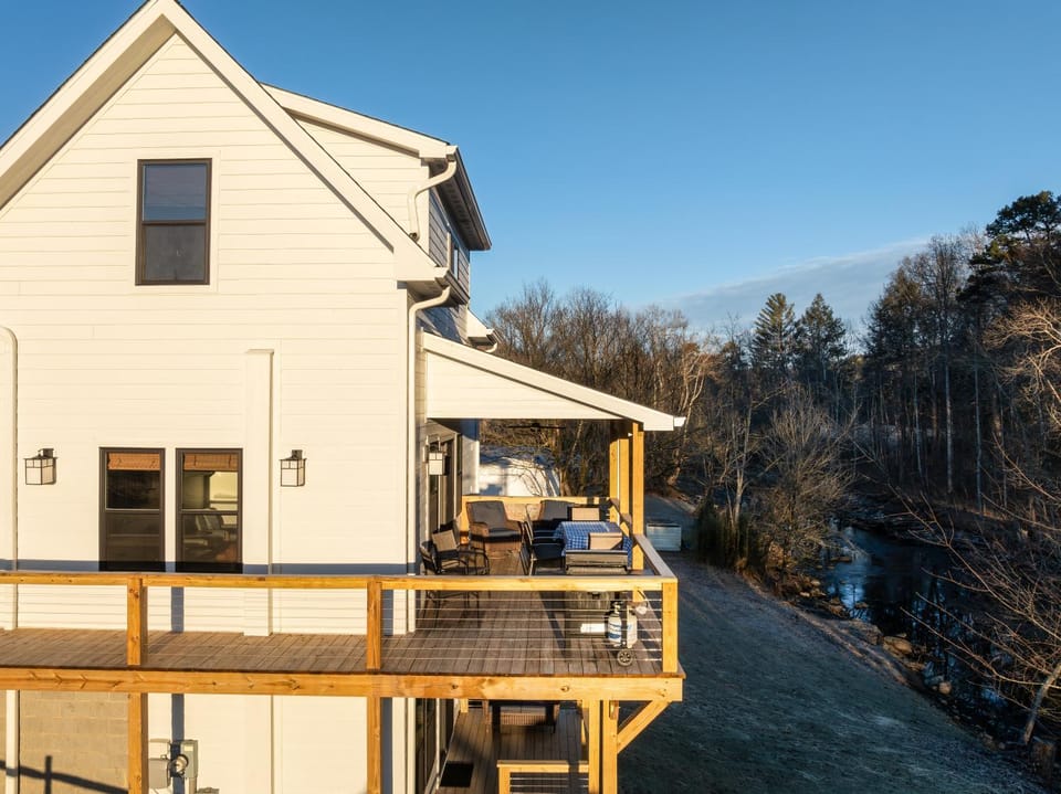 Riverfront Fishing, Firepit, Only 4 Miles to the Speedway House in Bristol