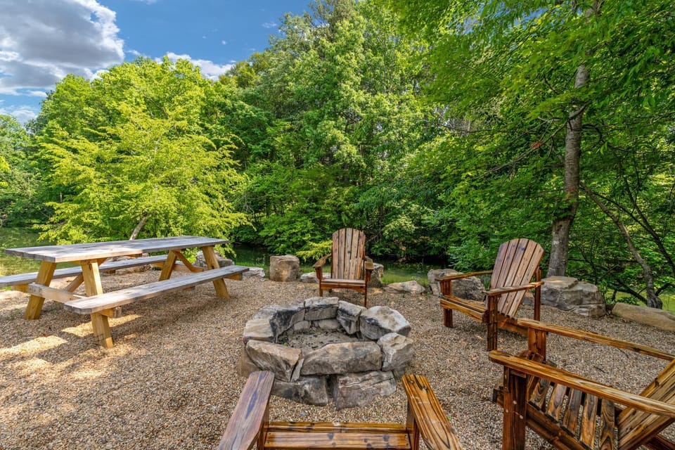 Riverfront Fishing, Firepit, Only 4 Miles to the Speedway House in Bristol
