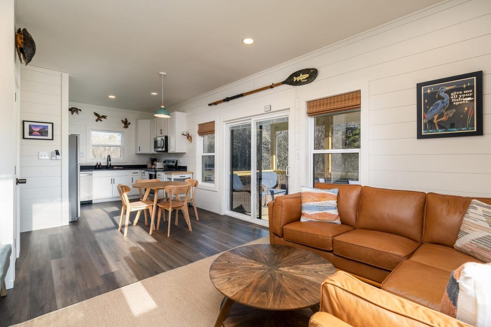 Kitchen or kitchenette, Living room, Seating area, Dining area