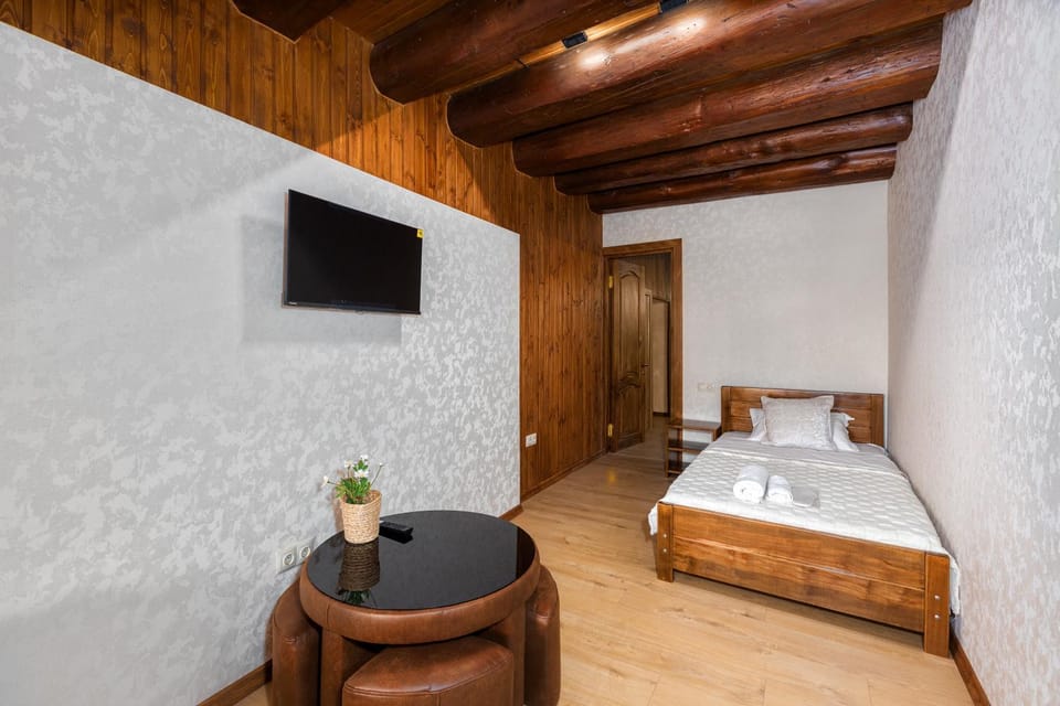 Bed, TV and multimedia, Bedroom
