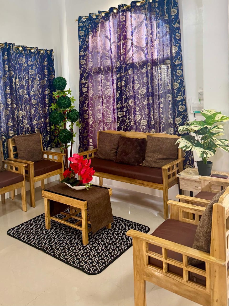 Eds Spacious 3-Bedroom 2-Full Bathroom House with Wifi, AC and Pool House in Central Visayas