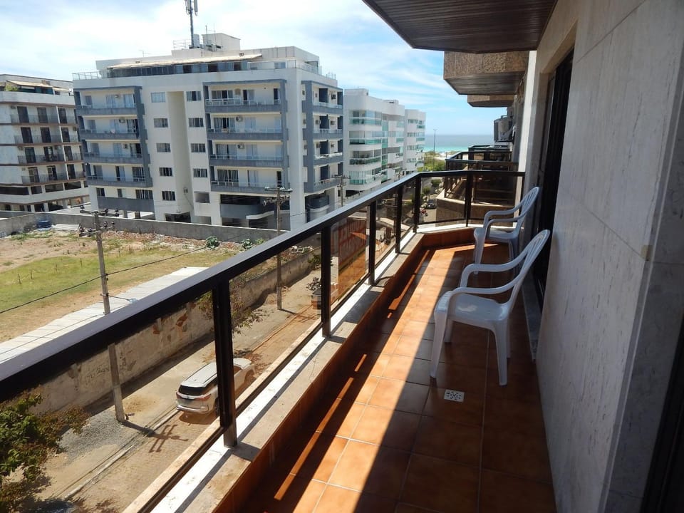 Apto 3 Qts Quadra da Praia do Forte c/ vista lateral Apartment in Cabo Frio