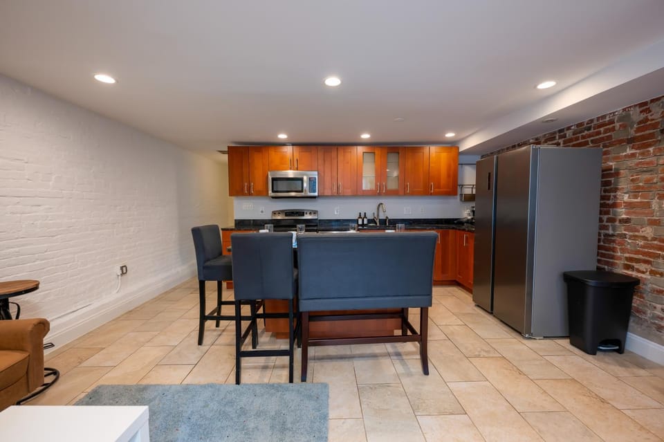 Kitchen or kitchenette, Living room, Seating area, Dining area, oven, pet friendly, stove