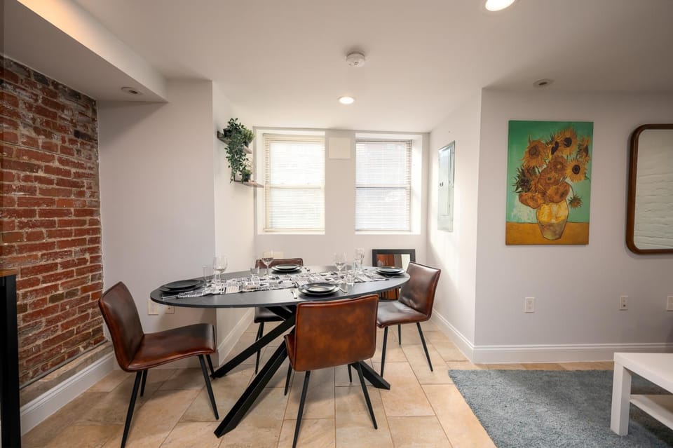 Decorative detail, Seating area, Dining area