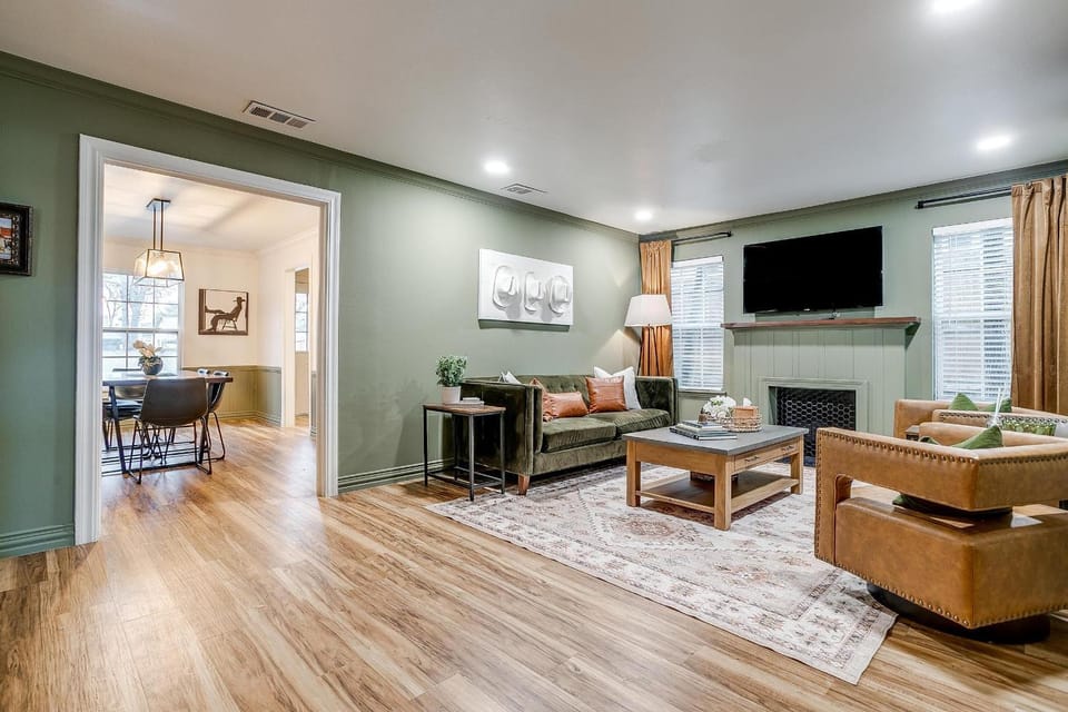 Fort Worth Cottage l 2 Bed with King & Queen l Walking Distance Will Rogers House in Fort Worth
