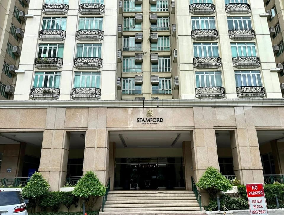 JL Suite Staycation near Venice Grand Canal Mall Apartment hotel in Makati