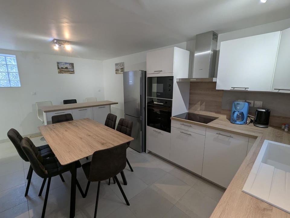 Gîte convivial avec climatisation, 4 chambres, terrasse, parking - 6 pers. - FR-1-590-567 House in Centre-Val de Loire