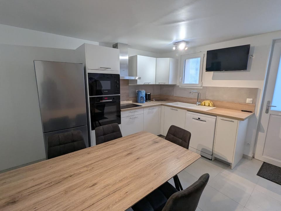 Gîte convivial avec climatisation, 4 chambres, terrasse, parking - 6 pers. - FR-1-590-567 House in Centre-Val de Loire