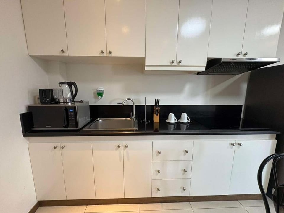 Sheryll Escapes - La Grande Penthouse 1 bedroom with private jacuzzi & Netflix! Apartment in Angeles