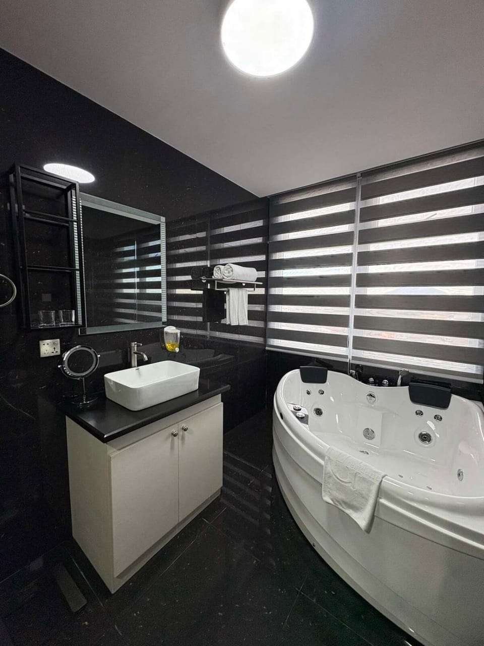 Sheryll Escapes - La Grande Penthouse 1 bedroom with private jacuzzi & Netflix! Apartment in Angeles