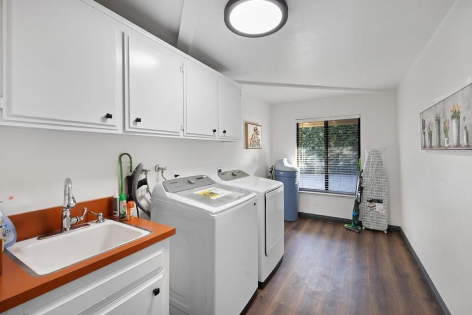 Kitchen or kitchenette, dishwasher, minibar, oven, pet friendly, stove, washing machine, dryer