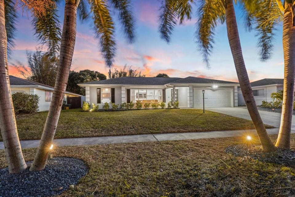 Resort Villa! Heated Pool with Golf plus Firepit and Turf Sports House in West Palm Beach