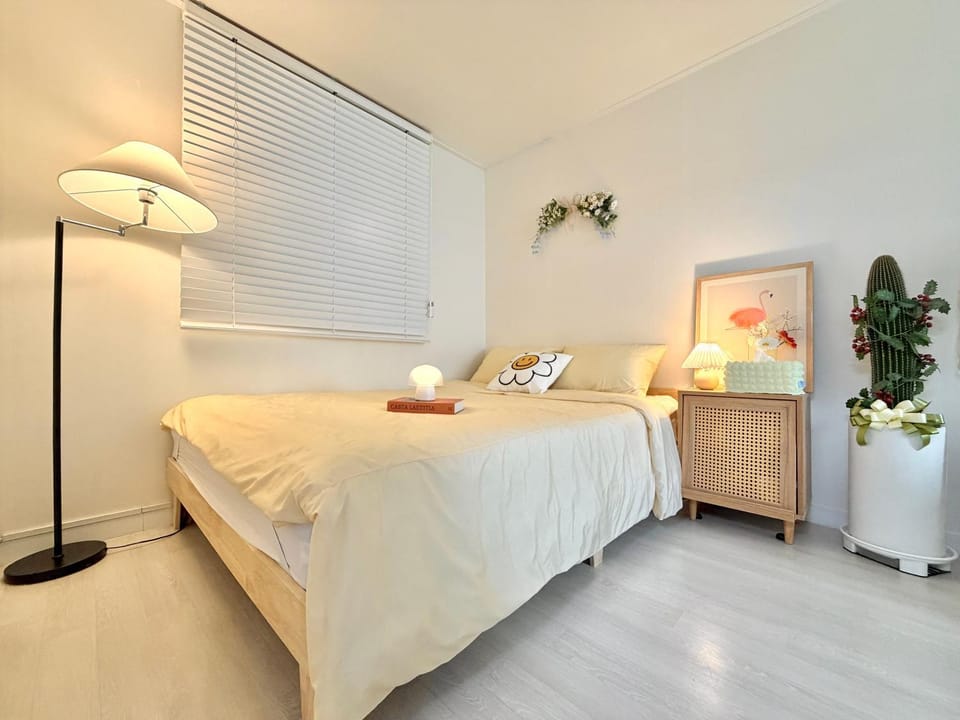 Bed, TV and multimedia, Living room, Bedroom
