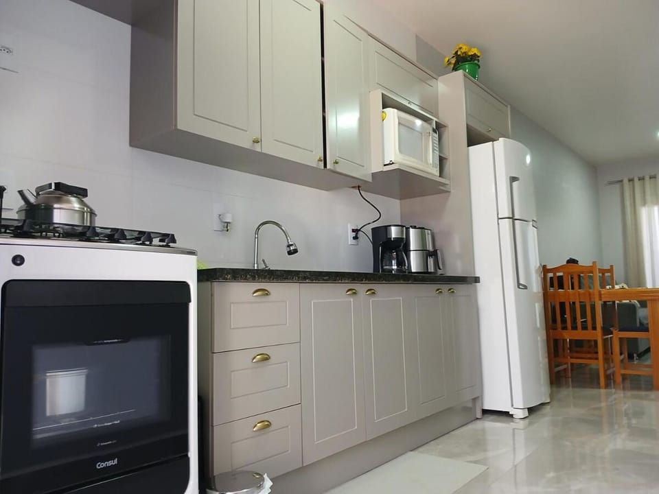 Kitchen or kitchenette, pet friendly, stove
