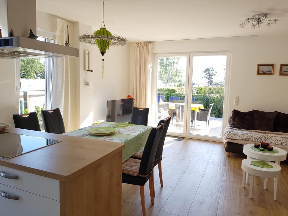 Living room, Garden view, Lake view