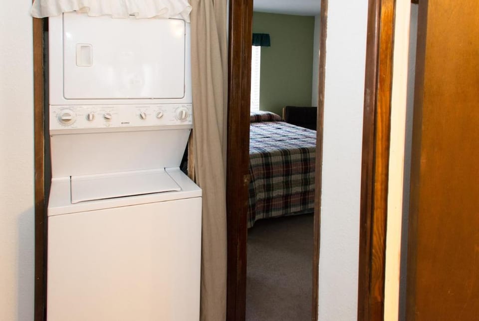 Spacious cozy chalet huge deck over seasonal creek Chalet in Big Bear