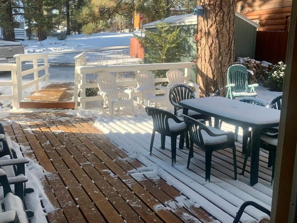 Spacious cozy chalet huge deck over seasonal creek Chalet in Big Bear