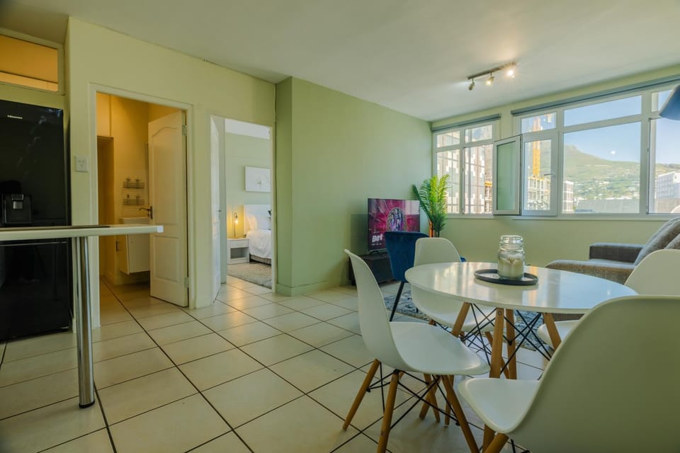 Conveniently located getaway Apartment in Cape Town