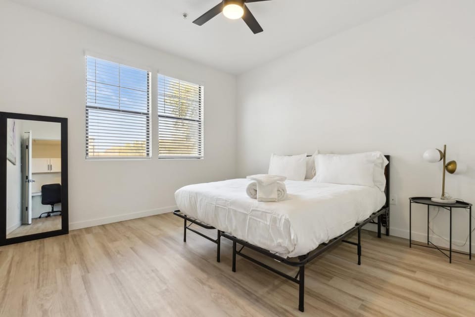 CozySuites Glendale by the stadium with pool 29 Apartment in Glendale