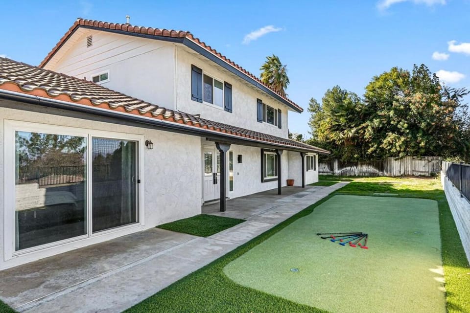 Property building, Spring, Day, Garden, Golfcourse, Minigolf, Garden view