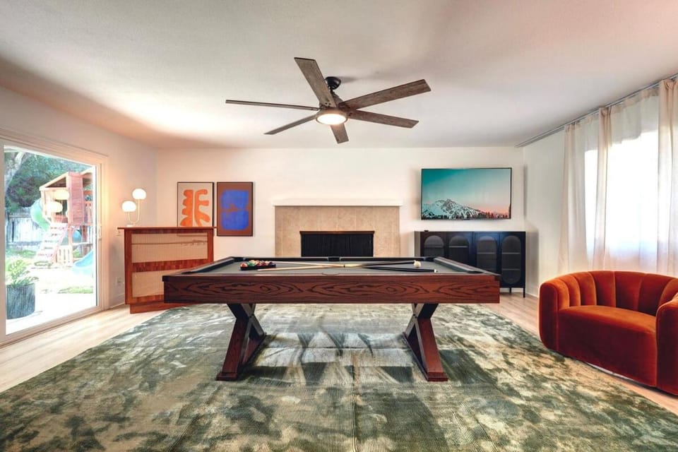 TV and multimedia, Living room, Seating area, fireplace