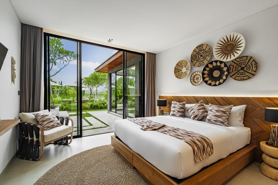 Bed, Seating area, Bedroom