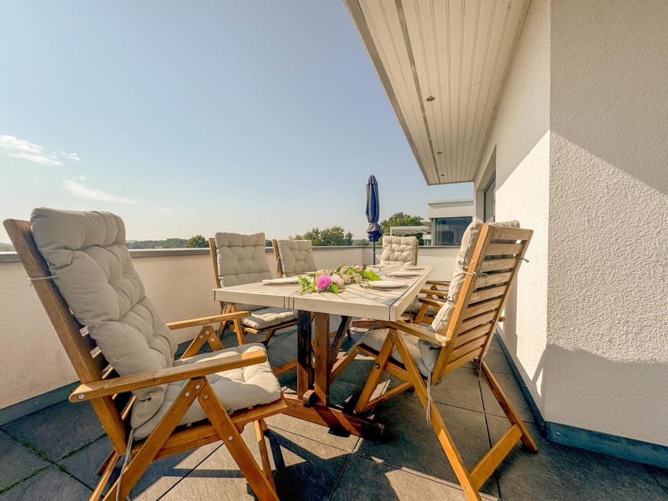 View (from property/room), Balcony/Terrace, Dining area