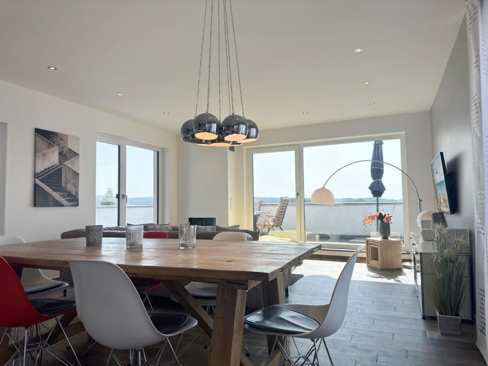 TV and multimedia, Living room, Seating area, Dining area