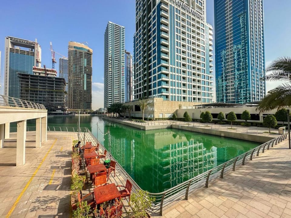 Higuest - Lake-view Studio in JLT Apartment in Dubai