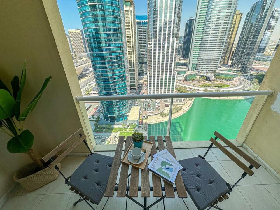 Higuest - Lake-view Studio in JLT Apartment in Dubai