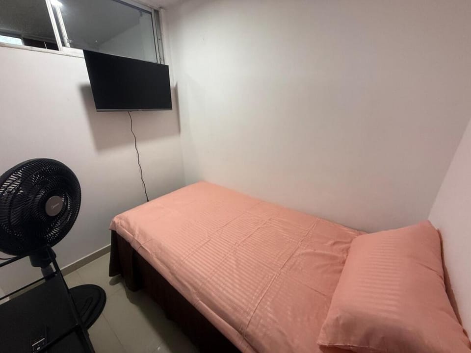 Habitación pequeña a una cuadra de Ventura Plaza Vacation rental in Cúcuta