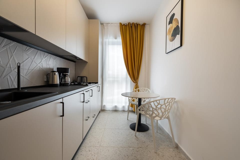 Coffee/tea facilities, Kitchen or kitchenette, Dining area, stove