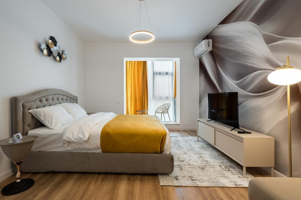Communal lounge/ TV room, Bed, TV and multimedia, Living room, Photo of the whole room, Evening entertainment, Bedroom