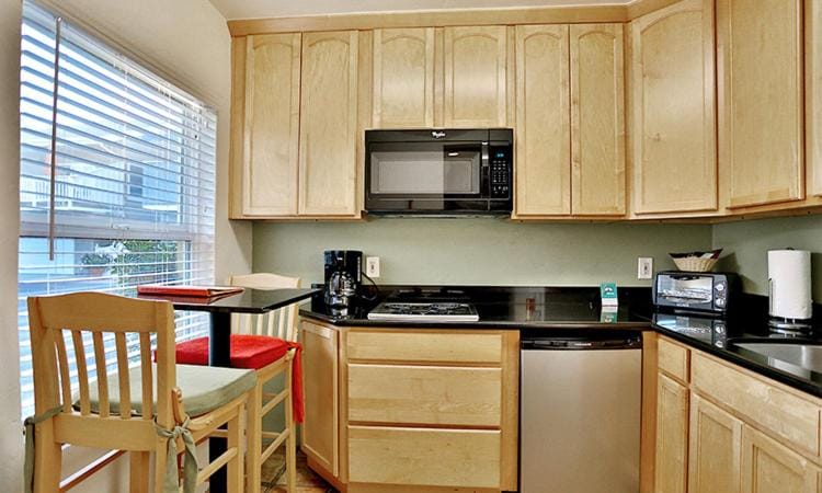Coffee/tea facilities, Kitchen or kitchenette, stove, toaster