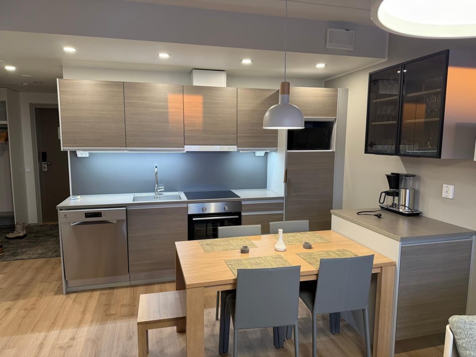 Kitchen or kitchenette, Dining area