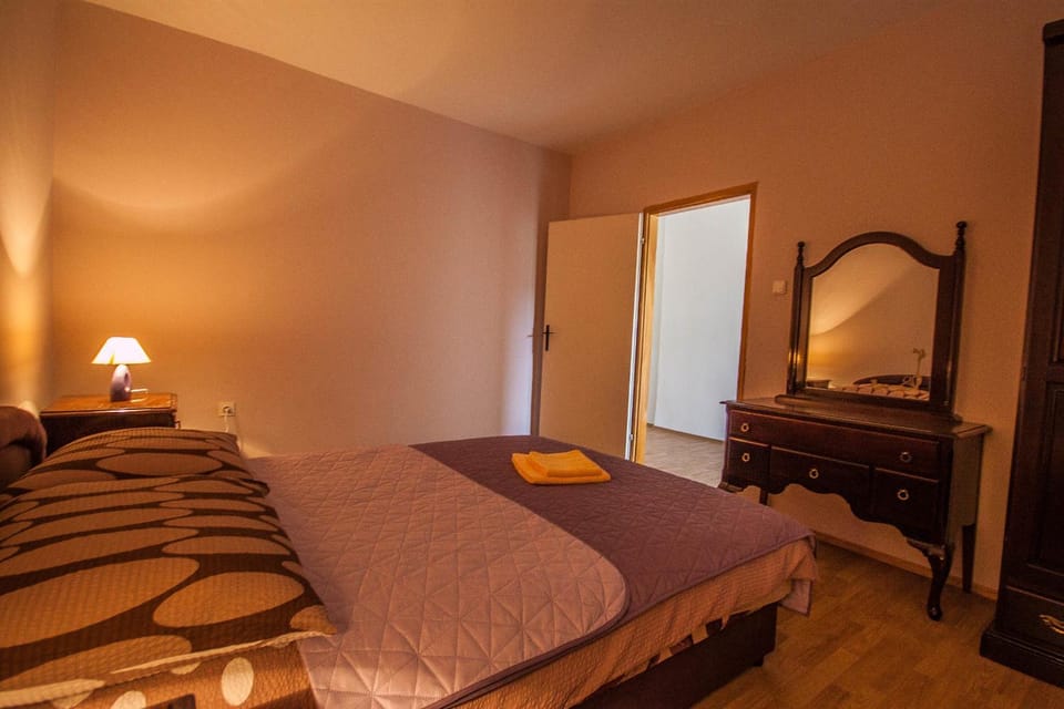Bed, Dining area
