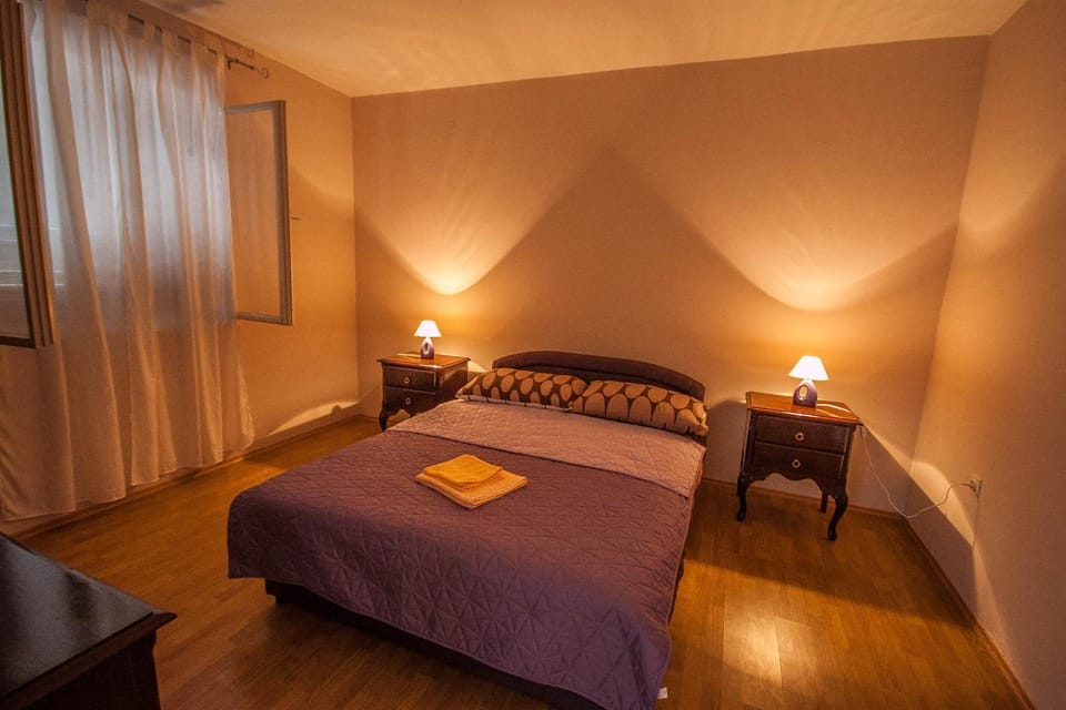 Bed, Photo of the whole room, Bedroom, towels