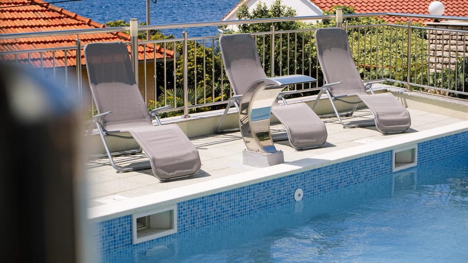 Day, Living room, Seating area, Pool view, Swimming pool, sunbed