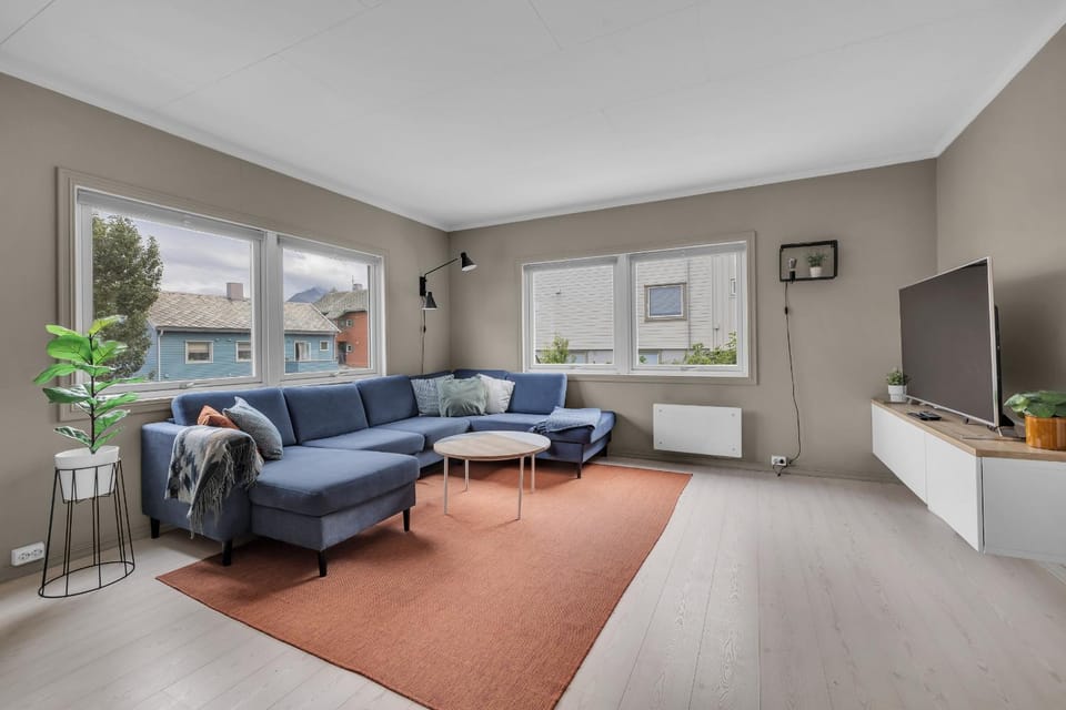 TV and multimedia, Living room, Decorative detail, Seating area