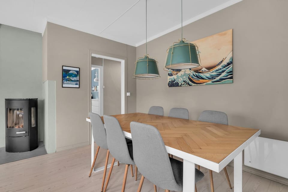 Seating area, Dining area, fireplace