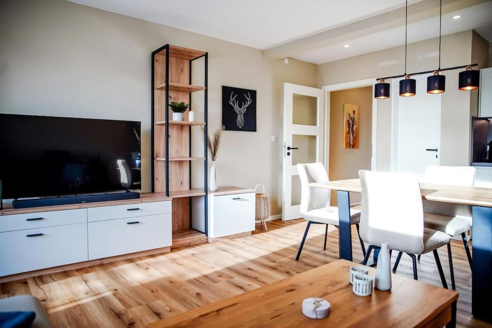 TV and multimedia, Living room, Dining area