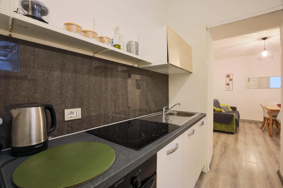 Coffee/tea facilities, Kitchen or kitchenette, stove