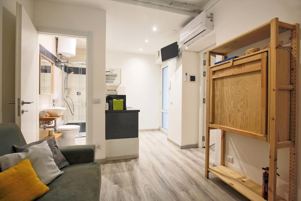 TV and multimedia, Kitchen or kitchenette, Living room, Seating area, air conditioner