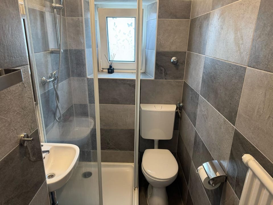 Shower, Toilet