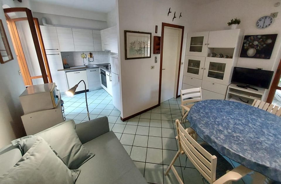 Kitchen or kitchenette, Living room, Dining area, oven, stove