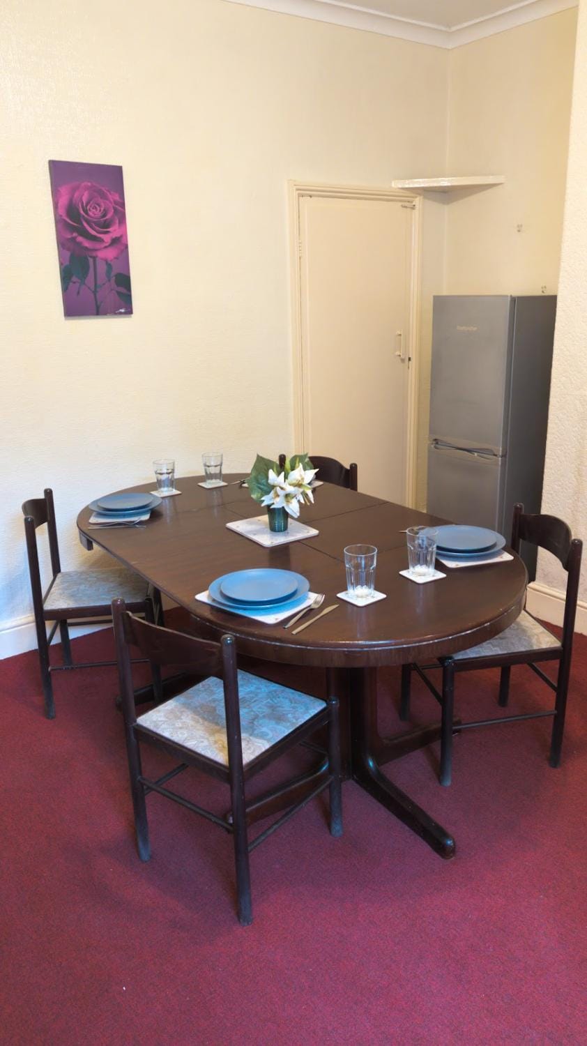 Large double room, Free WiFi & Parking Near M1 Vacation rental in Rotherham